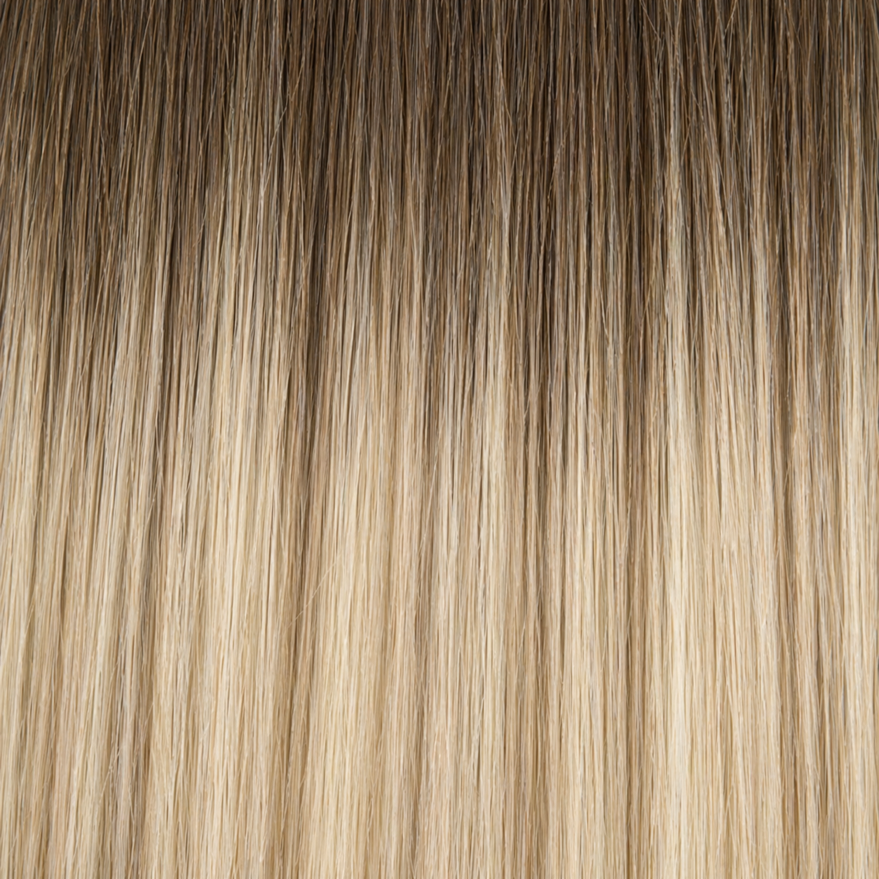 Close-up of the Remy human hair texture in shade #5A/613/18 Balayage